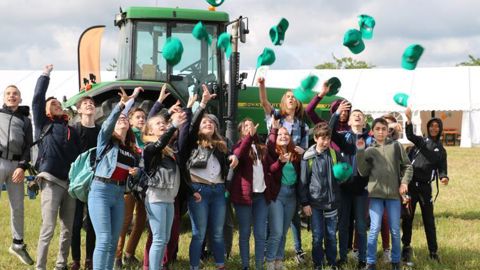 Dernière étape du parcours pédagogique construit par Agora, les 27 classes se sont retrouvées le 11 juin sur la plateforme innovation de la coopérative, à Mouchy-le-Châtel, dans l’Oise. © B. CAILLIEZ